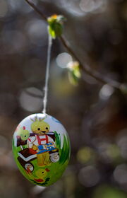 Bemaltes Osterei an einem Osterbaum